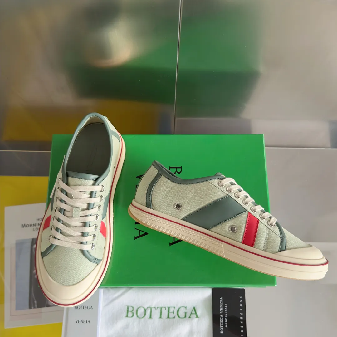 Top version: Couple model 560💰 Bottega Veneta Bottega Veneta BV’s latest Eliot series retro basketball shoes casual sports canvas shoes Bottega Veneta 2025 spring and summer show new shoes Eliot is on the market. Inspired by retro basketball sneakers, the color combination highlights youthful vitality and perfectly interprets the theme of youth and childlike innocence. The details are also very particular. The summer canvas brings excellent durability and comfort. Designs such as calfskin trim, rubber toe caps and hand-painted retro red lines are full of retro feel. The round toe and convex sole add a modern feel. Exquisite packaging at the delivery counter🛍📦 ▪️Fabrics: Original customized high-density canvas + cowhide ▪️Inner lining: Original customized breathable canvas ▪️Sole: Original open-molded anti-slip TPU material ▪️Sole thickness: 3CM ▪️Size: Women’s 35-41 / [Men’s 39-45 pre-sale]